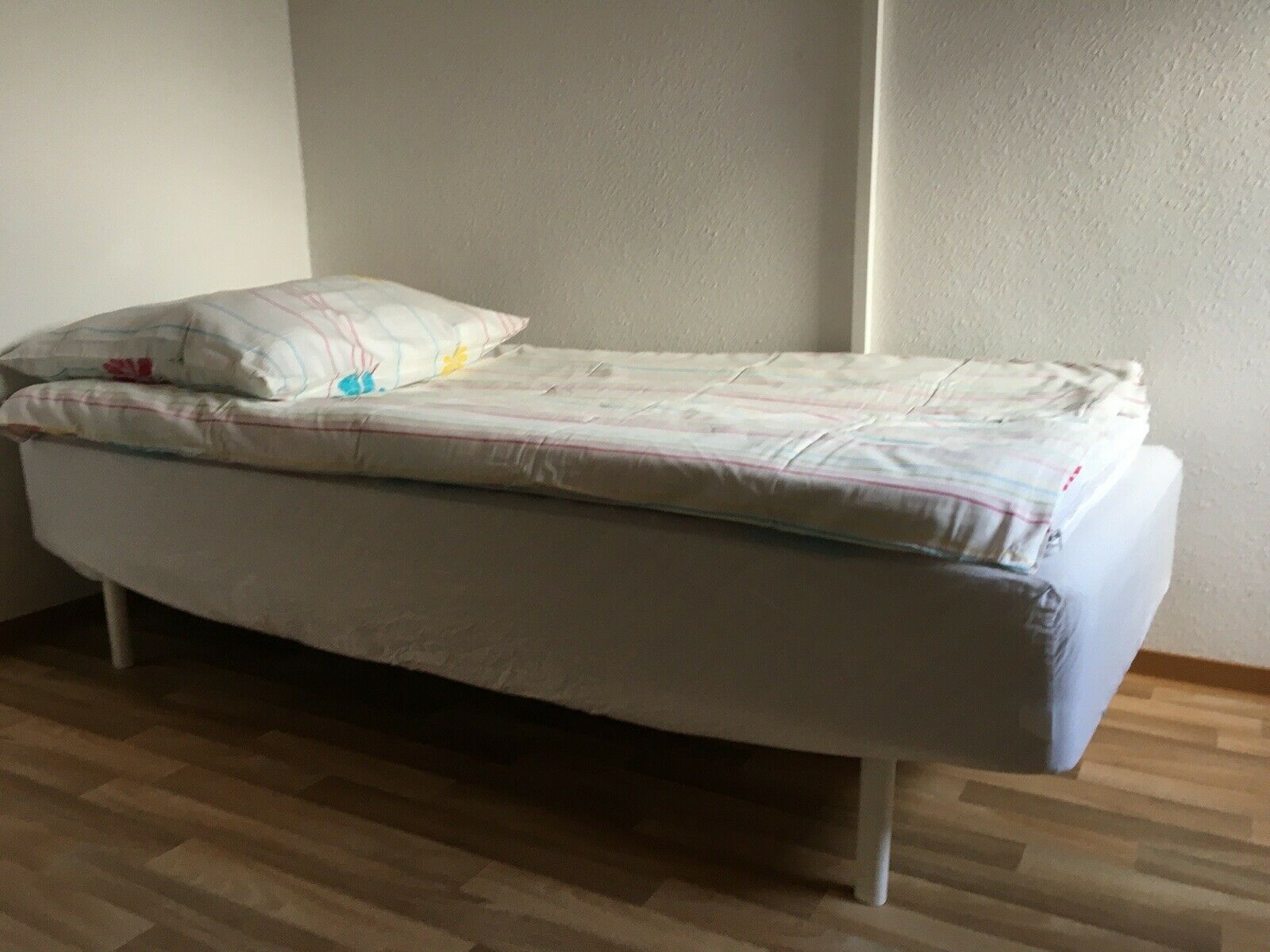 Monteurzimmer: Große und helle Monteurzimmer Wohnung in zentraler Lage ab sofort Frei!!