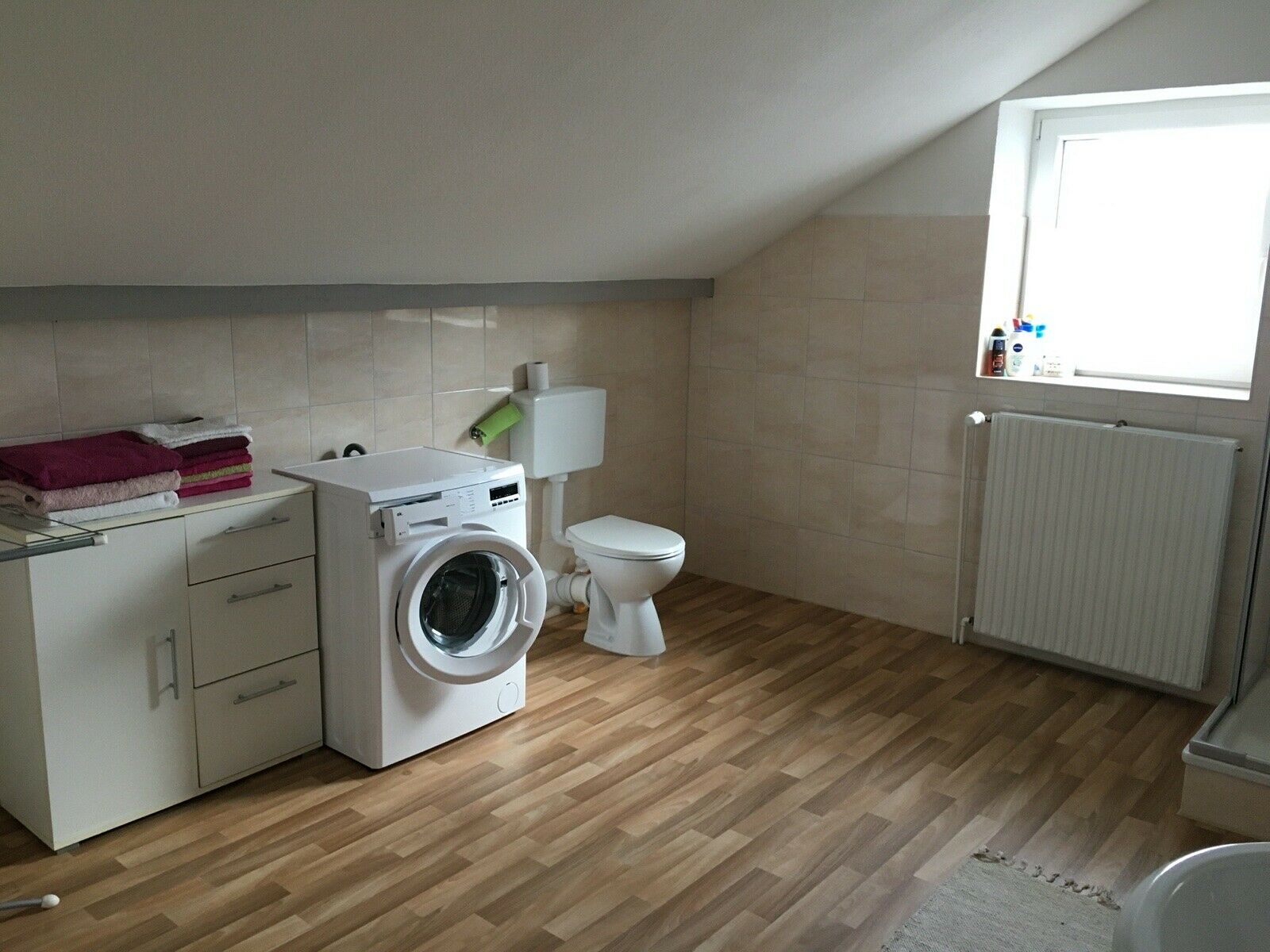 Monteurzimmer: Große und helle Monteurzimmer Wohnung in zentraler Lage ab sofort Frei!!