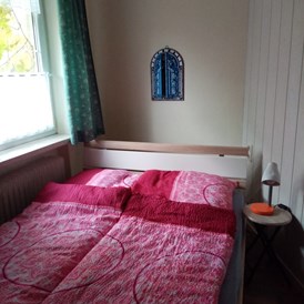Monteurzimmer: Schlafzimmer mit Doppelbett - Inge Gorke