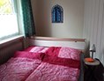 Monteurzimmer: Schlafzimmer mit Doppelbett - Inge Gorke