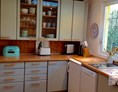 Monteurzimmer: Küche mit Herd, Kühlschrank, Geschirrspüler, Wasserkocher, Kaffeemaschine - LenAs Gartenwohnung