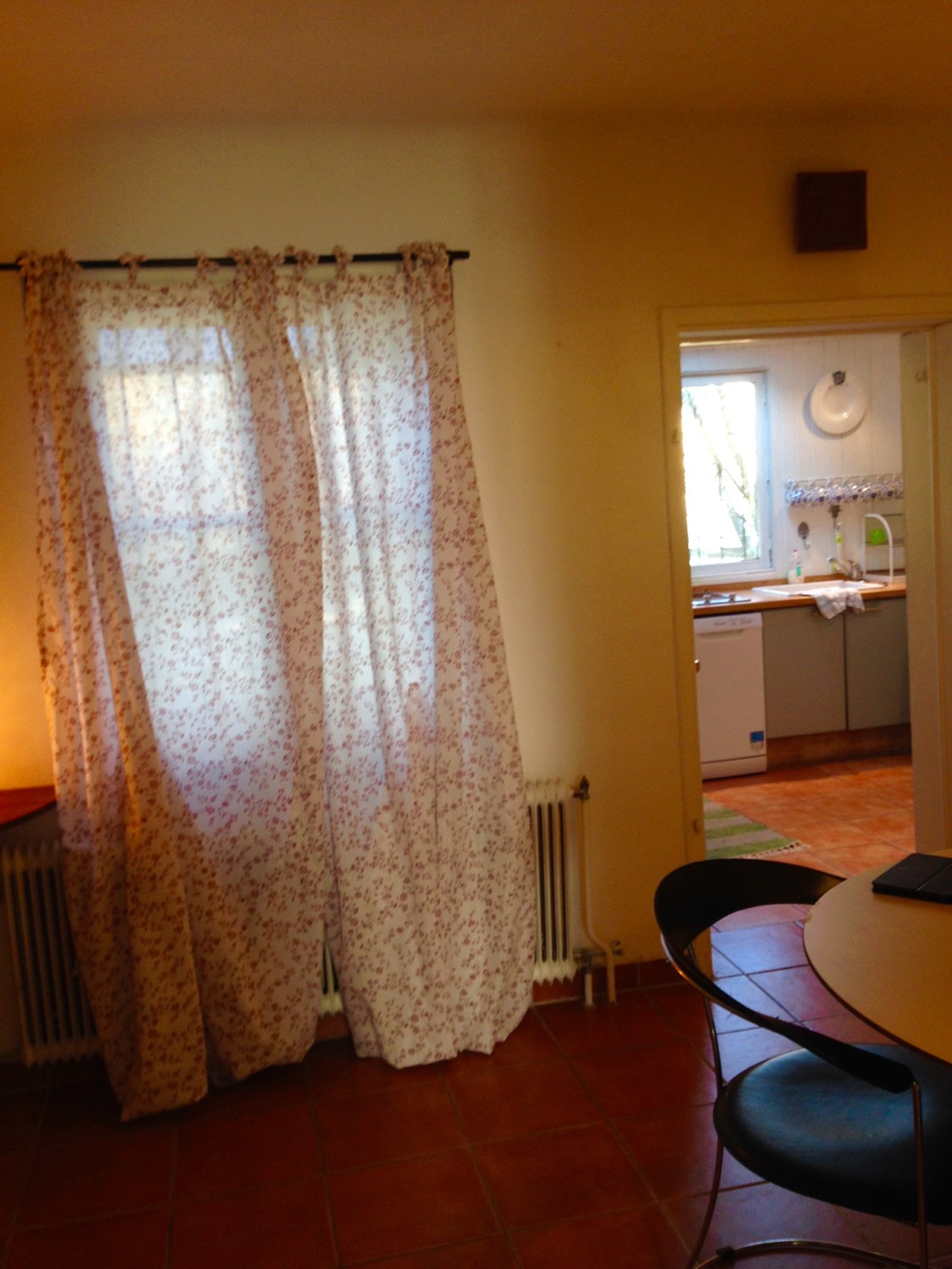 Monteurzimmer: Esszimmer mit Fenster in den Garten und Blick in die Küche - LenAs Gartenwohnung