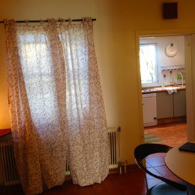 Monteurzimmer: Esszimmer mit Fenster in den Garten und Blick in die Küche - LenAs Gartenwohnung