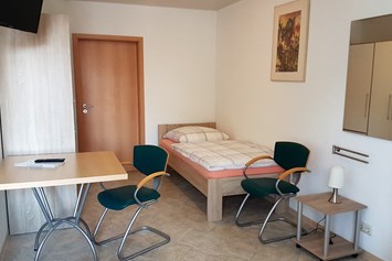 Monteurzimmer: Ferienwohnungen Hölig Schlafzimmer Beispiel - Ferienwohnungen Constanze Hölig