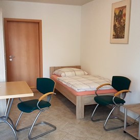 Monteurzimmer: Ferienwohnungen Hölig Schlafzimmer Beispiel - Ferienwohnungen Constanze Hölig