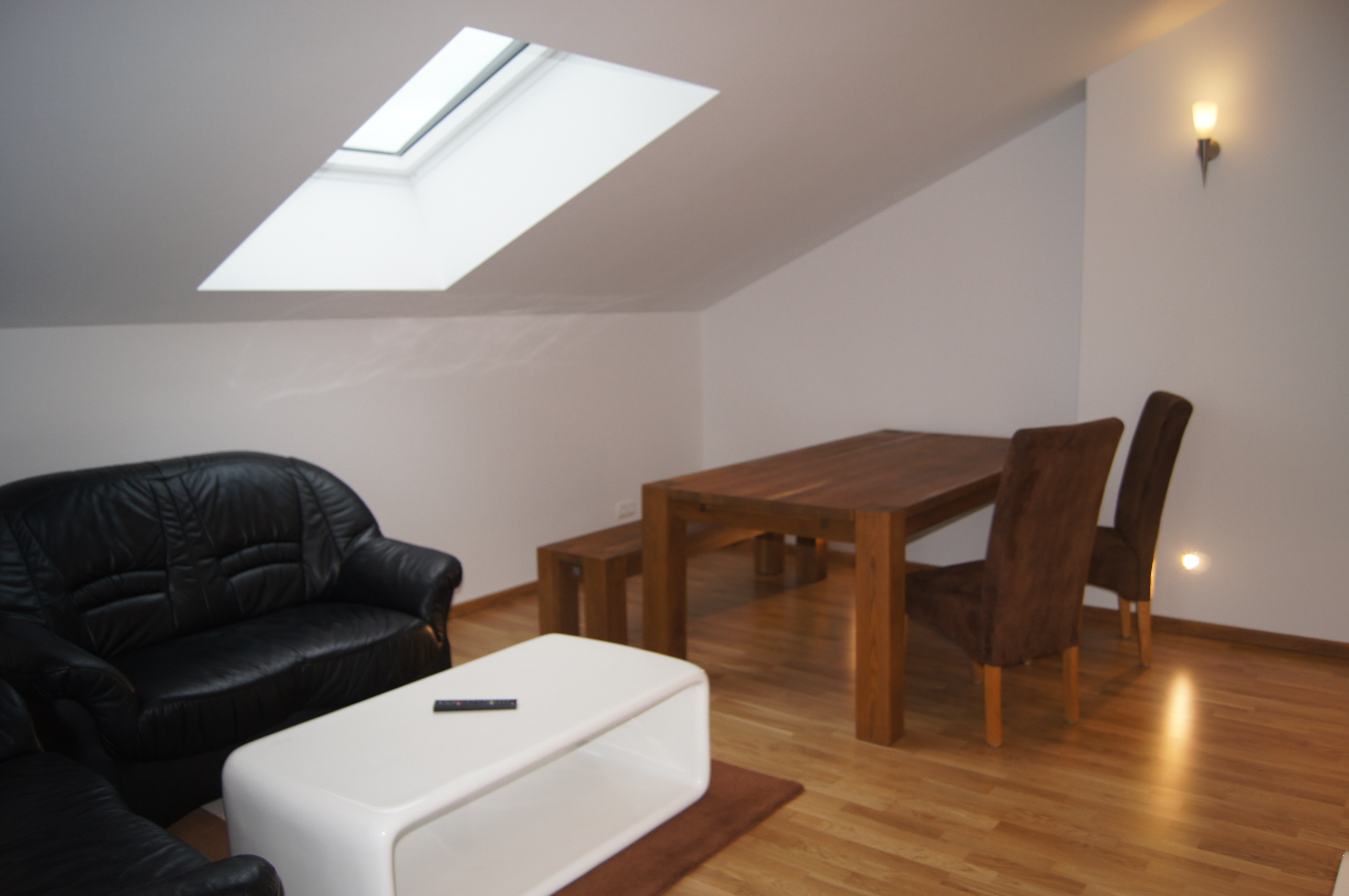 Monteurwohnung - WLAN - Wiesbaden - Wohnzimmer mit TV, Esstisch und Zugang zur Loggia - Monteurzimmer Trebur