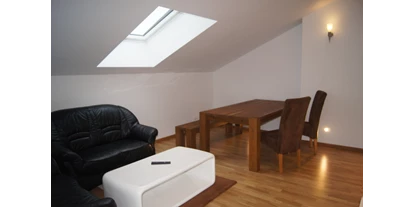 Monteurwohnung - Bettwäsche: Bettwäsche gegen Gebühr - Deutschland - Wohnzimmer mit TV, Esstisch und Zugang zur Loggia - Monteurzimmer Trebur