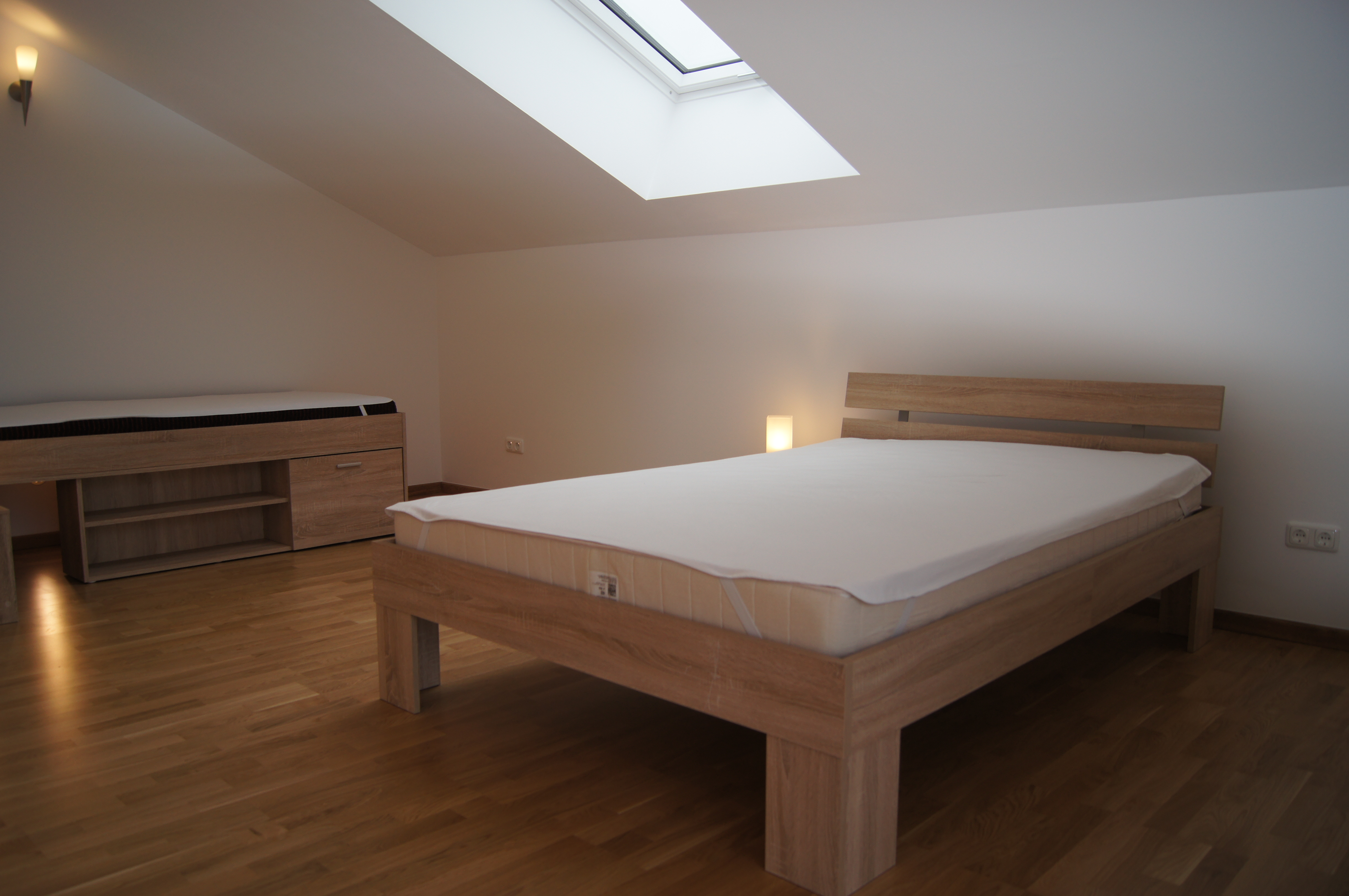 Monteurwohnung - WLAN - Wiesbaden - Schlafraum mit Betten und Kommoden - Monteurzimmer Trebur