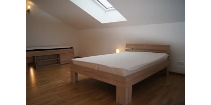 Monteurwohnung - Bettwäsche: Bettwäsche gegen Gebühr - Deutschland - Schlafraum mit Betten und Kommoden - Monteurzimmer Trebur