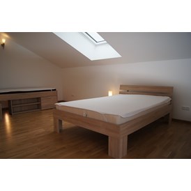 Monteurzimmer: Schlafraum mit Betten und Kommoden - Monteurzimmer Trebur
