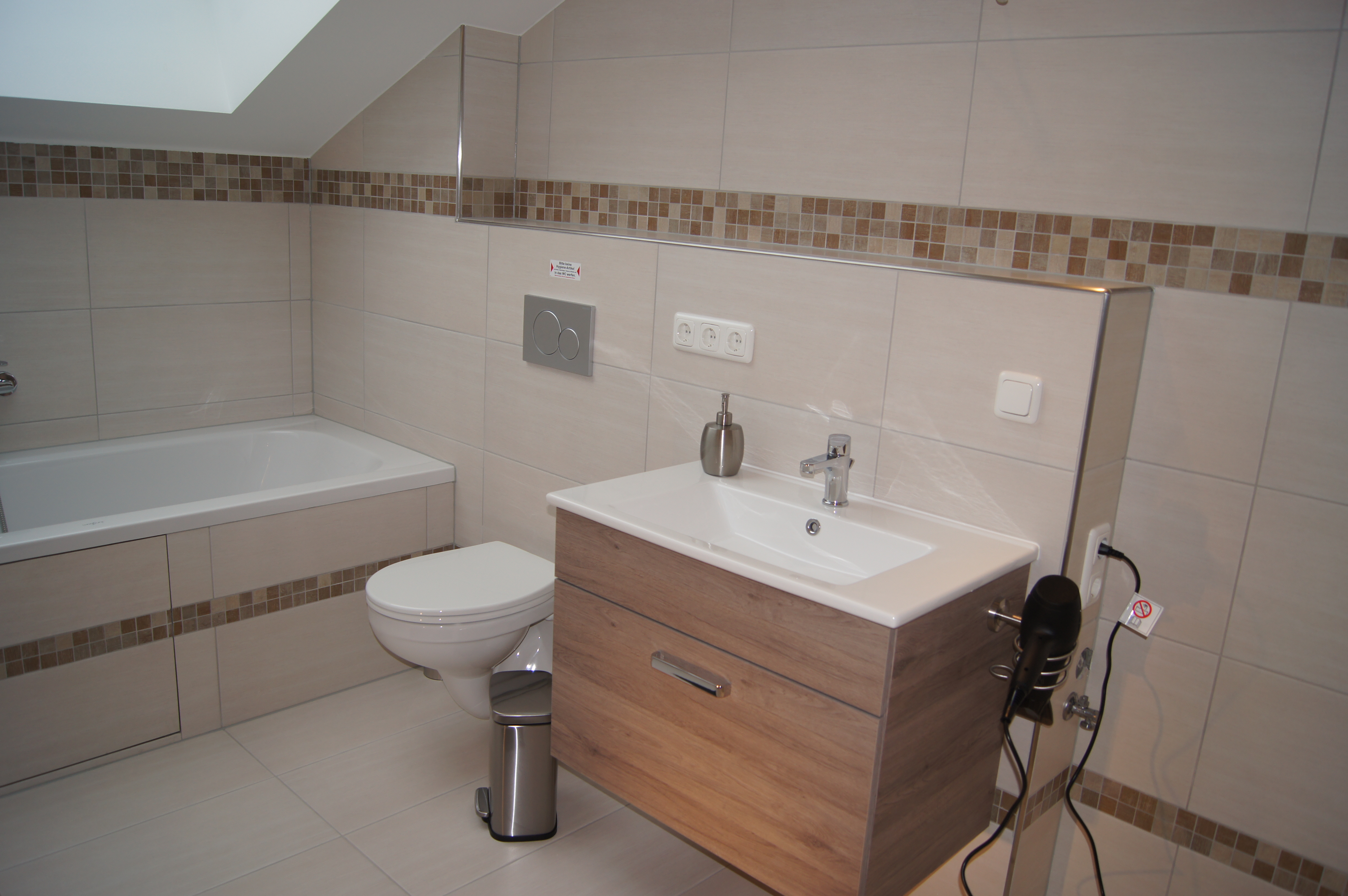 Monteurwohnung - WLAN - Wiesbaden - Bad mit Badewanne und begehbarer Dusche - Monteurzimmer Trebur