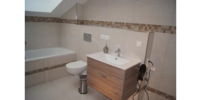Monteurwohnung - Bettwäsche: Bettwäsche gegen Gebühr - Deutschland - Bad mit Badewanne und begehbarer Dusche - Monteurzimmer Trebur