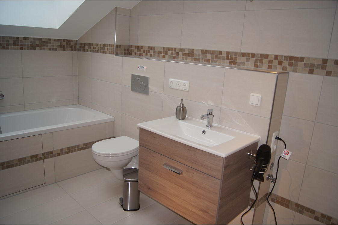 Monteurzimmer: Bad mit Badewanne und begehbarer Dusche - Monteurzimmer Trebur