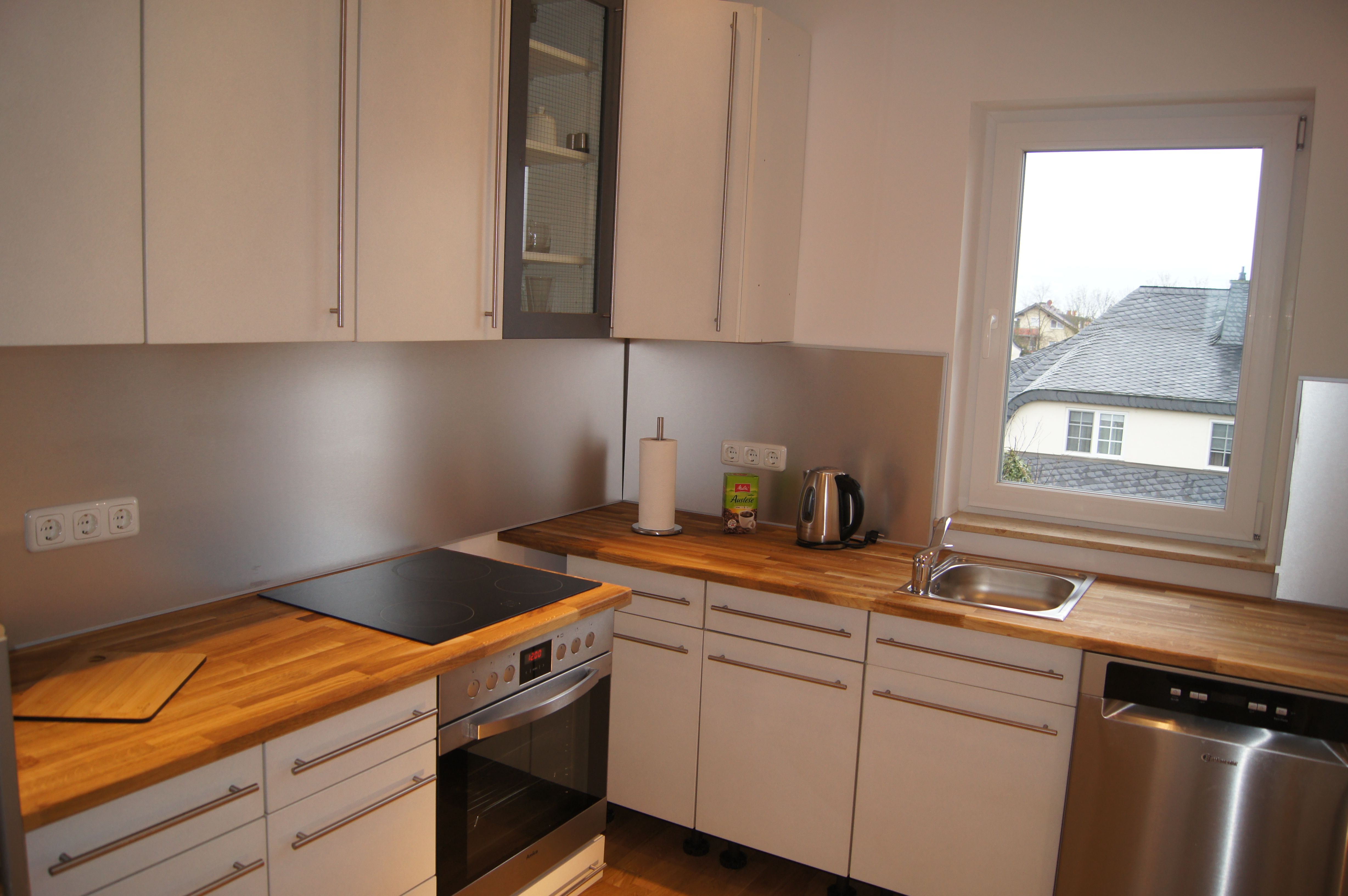 Monteurzimmer: Einbauküche mit großer Kühl-/Gefrierkombination, Geschirrspüler, Backofen und Ceranfeld - Monteurzimmer Trebur