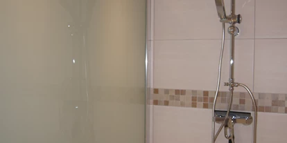 Monteurwohnung - Bettwäsche: Bettwäsche gegen Gebühr - Deutschland - Regendusche - Monteurzimmer Trebur