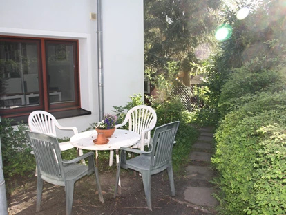 Monteurwohnung - TV - Deutschland - Sitzmöglichkeit im Freien der Monteurwohnung Otterstedter Mühle in Ottersberg im Landkreis Verden. - Otterstedter Mühle