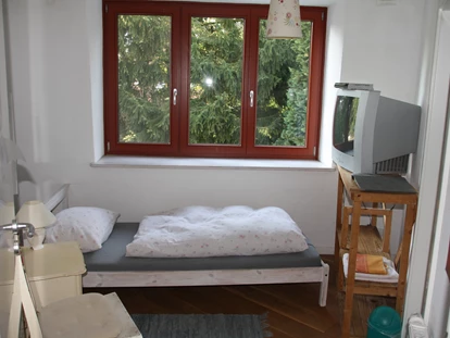 Monteurwohnung - TV - Deutschland - Einzelbett mit Fernseher in der Monteurwohnung Otterstedter Mühle in Ottersberg im Landkreis Verden. - Otterstedter Mühle