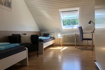 Monteurzimmer: Im kleinen Schlafzimmer stehen zwei Einzelbetten 90x200 cm,  - guest apartment niederalfingen // Aalen-Ellwangen-Heidenheim-Schwäbisch Gmünd