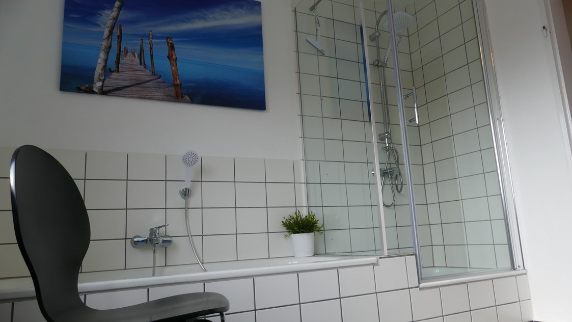 Monteurzimmer: Badewanne und große Klarglasdusche.. - guest apartment niederalfingen // Aalen-Ellwangen-Heidenheim-Schwäbisch Gmünd