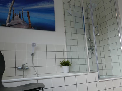 Monteurwohnung - TV - Deutschland - Badewanne und große Klarglasdusche.. - guest apartment niederalfingen // Aalen-Ellwangen-Heidenheim-Schwäbisch Gmünd