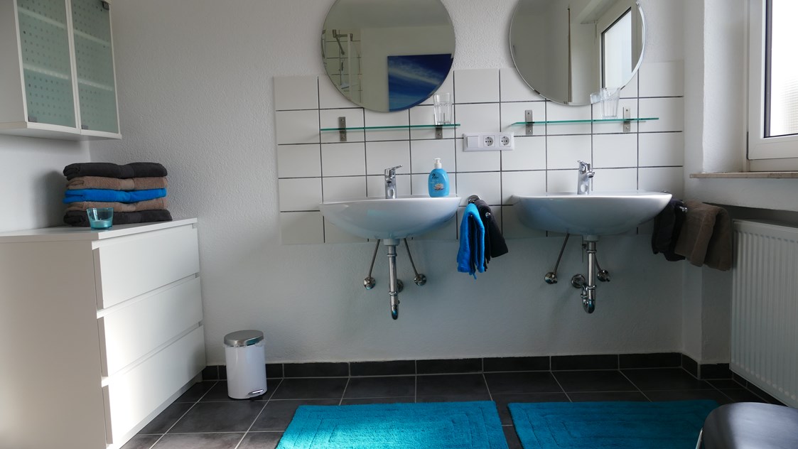 Monteurzimmer: Das Tageslichtbad mit zwei Waschbecken, viel Stauraum - ein Föhn liegt auch bereit! - guest apartment niederalfingen // Aalen-Ellwangen-Heidenheim-Schwäbisch Gmünd