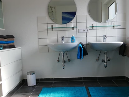 Monteurwohnung - TV - Deutschland - Das Tageslichtbad mit zwei Waschbecken, viel Stauraum - ein Föhn liegt auch bereit! - guest apartment niederalfingen // Aalen-Ellwangen-Heidenheim-Schwäbisch Gmünd