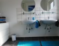 Monteurzimmer: Das Tageslichtbad mit zwei Waschbecken, viel Stauraum - ein Föhn liegt auch bereit! - guest apartment niederalfingen // Aalen-Ellwangen-Heidenheim-Schwäbisch Gmünd