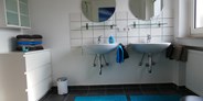 Monteurwohnung - Aalen - Das Tageslichtbad mit zwei Waschbecken, viel Stauraum - ein Föhn liegt auch bereit! - guest apartment niederalfingen // Aalen-Ellwangen-Heidenheim-Schwäbisch Gmünd
