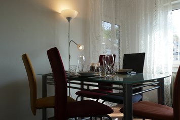 Monteurzimmer: Der Essbereicht im Wohnzimmer - guest apartment niederalfingen // Aalen-Ellwangen-Heidenheim-Schwäbisch Gmünd