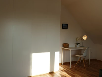 Monteurwohnung - TV - Deutschland - Außerdem gibt es natürlich einen großer Kleiderschrank und ein Schreibtisch - guest apartment niederalfingen // Aalen-Ellwangen-Heidenheim-Schwäbisch Gmünd