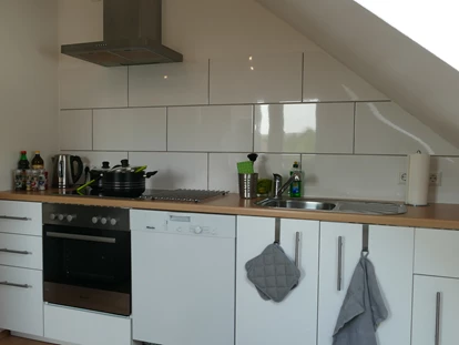 Monteurwohnung - TV - Deutschland - In der großen Küche steht ein Backofen mit Ceranfeld, Spülmaschine, Wasserkocher.. - guest apartment niederalfingen // Aalen-Ellwangen-Heidenheim-Schwäbisch Gmünd