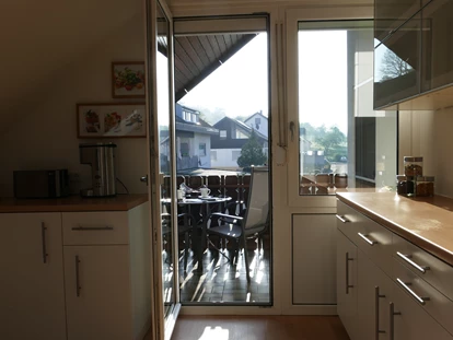 Monteurwohnung - TV - Deutschland - Hier gehts auch raus auf den überdachten Balkon! - guest apartment niederalfingen // Aalen-Ellwangen-Heidenheim-Schwäbisch Gmünd