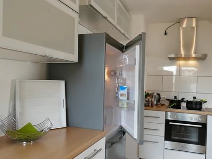 Monteurwohnung - TV - Deutschland - In der voll ausgestatteten Küche gibt es eine Spülmaschine, Backofen, Ceranfeld, große Kühl-Gefrierkombi mit einer gekühlten Flasche Wasser für den ersten Durst.. - guest apartment niederalfingen // Aalen-Ellwangen-Heidenheim-Schwäbisch Gmünd