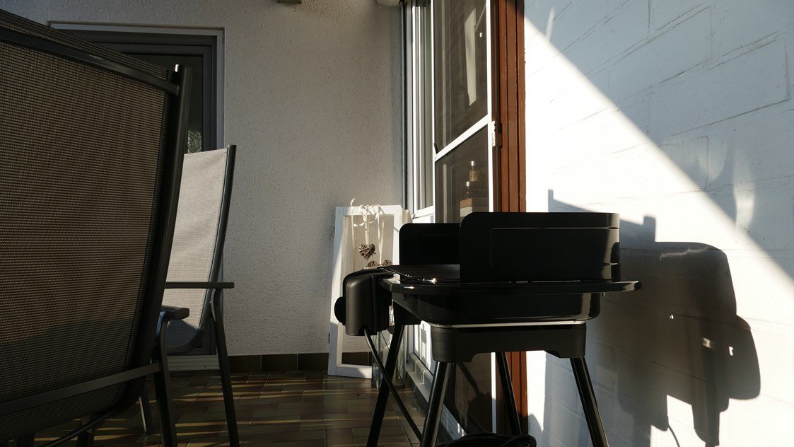 Monteurzimmer: Auf dem Balkon steht ein Elektrogrill zur Verfügung.. - guest apartment niederalfingen // Aalen-Ellwangen-Heidenheim-Schwäbisch Gmünd