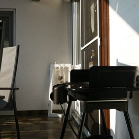 Monteurzimmer: Auf dem Balkon steht ein Elektrogrill zur Verfügung.. - guest apartment niederalfingen // Aalen-Ellwangen-Heidenheim-Schwäbisch Gmünd