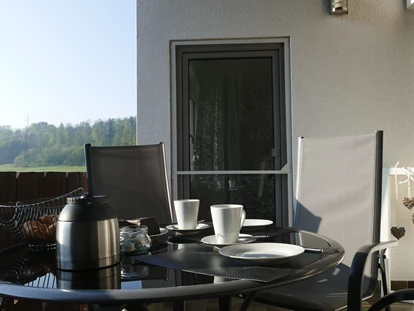 Monteurwohnung - TV - Deutschland - und es kann gemütlich zusammen gegessen werden. - guest apartment niederalfingen // Aalen-Ellwangen-Heidenheim-Schwäbisch Gmünd