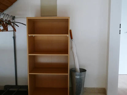 Monteurwohnung - TV - Deutschland - Schon vor der Wohnungstür gibt es genügend Platz für Schuhe und Jacken, Leih-Einkaufstaschen und ein Regenschirm - für alle Fälle - guest apartment niederalfingen // Aalen-Ellwangen-Heidenheim-Schwäbisch Gmünd