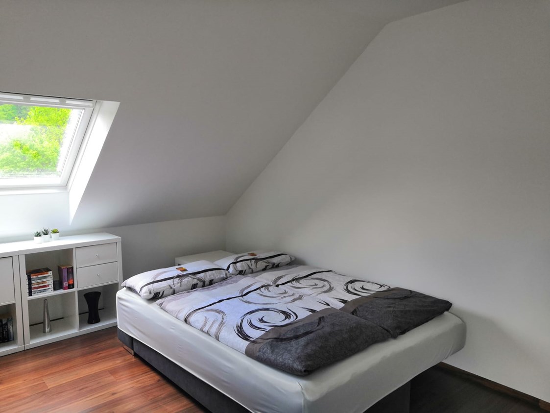 Monteurzimmer: Auch für 2 ist das Schlafsofa breit genug - guest apartment niederalfingen // Aalen-Ellwangen-Heidenheim-Schwäbisch Gmünd
