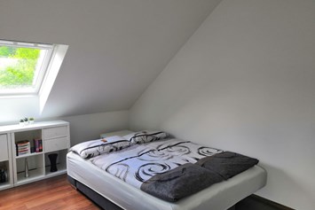 Monteurzimmer: Auch für 2 ist das Schlafsofa breit genug - guest apartment niederalfingen // Aalen-Ellwangen-Heidenheim-Schwäbisch Gmünd