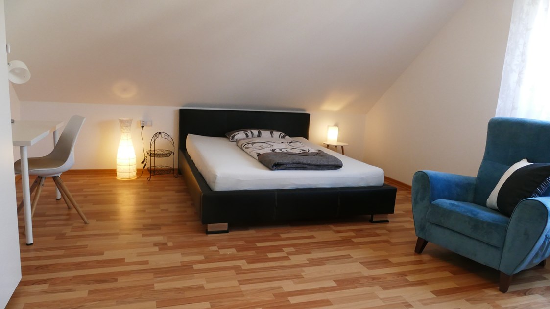 Monteurzimmer: Im größeren Schlafzimmer steht ein 160x200 cm Bett, für 1 oder 2 Personen - guest apartment niederalfingen // Aalen-Ellwangen-Heidenheim-Schwäbisch Gmünd