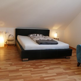 Monteurzimmer: Im größeren Schlafzimmer steht ein 160x200 cm Bett, für 1 oder 2 Personen - guest apartment niederalfingen // Aalen-Ellwangen-Heidenheim-Schwäbisch Gmünd