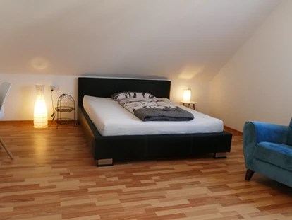 Monteurwohnung - TV - Deutschland - Im größeren Schlafzimmer steht ein 160x200 cm Bett, für 1 oder 2 Personen - guest apartment niederalfingen // Aalen-Ellwangen-Heidenheim-Schwäbisch Gmünd