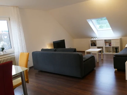 Monteurwohnung - TV - Deutschland - Das geräumige Wohnzimmer mit Essecke lädt dazu ein, den Feierabend zu genießen - guest apartment niederalfingen // Aalen-Ellwangen-Heidenheim-Schwäbisch Gmünd