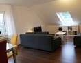 Monteurzimmer: Das geräumige Wohnzimmer mit Essecke lädt dazu ein, den Feierabend zu genießen - guest apartment niederalfingen // Aalen-Ellwangen-Heidenheim-Schwäbisch Gmünd
