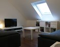 Monteurzimmer: 2 bequeme Sofas laden zum relaxen ein - guest apartment niederalfingen // Aalen-Ellwangen-Heidenheim-Schwäbisch Gmünd