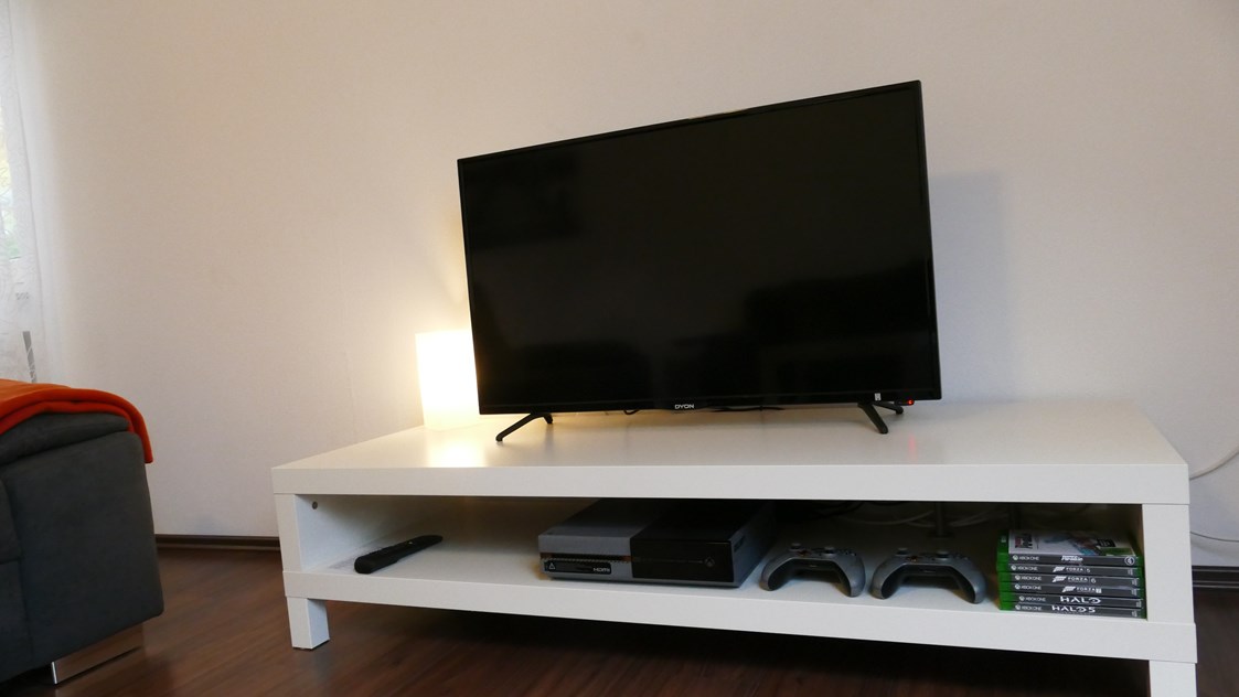 Monteurzimmer: Für Ablenkung sorgen ein 40-Zoll-TV und eine XBox one und diverse Spiele - guest apartment niederalfingen // Aalen-Ellwangen-Heidenheim-Schwäbisch Gmünd