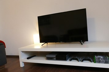 Monteurzimmer: Für Ablenkung sorgen ein 40-Zoll-TV und eine XBox one und diverse Spiele - guest apartment niederalfingen // Aalen-Ellwangen-Heidenheim-Schwäbisch Gmünd