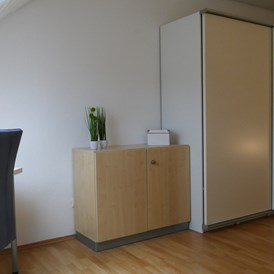 Monteurzimmer: ein Schreibtisch, ein großer Kleiderschrank als auch ein Kleiner, der abschließbar ist - guest apartment niederalfingen // Aalen-Ellwangen-Heidenheim-Schwäbisch Gmünd