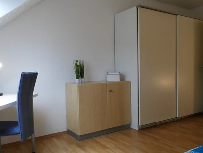 Monteurwohnung - TV - Deutschland - ein Schreibtisch, ein großer Kleiderschrank als auch ein Kleiner, der abschließbar ist - guest apartment niederalfingen // Aalen-Ellwangen-Heidenheim-Schwäbisch Gmünd