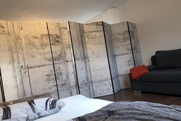 Monteurzimmer: Eine Trennwand sorgt für genügend Privatsphäre - guest apartment niederalfingen // Aalen-Ellwangen-Heidenheim-Schwäbisch Gmünd